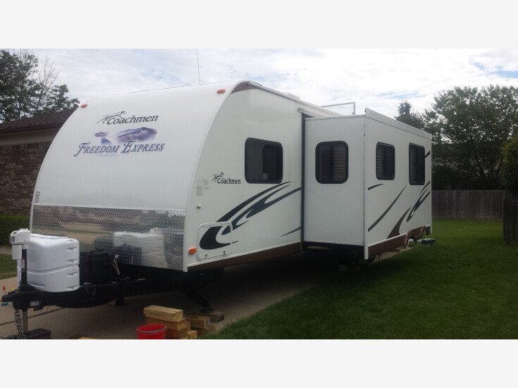 Thumbnail Photo undefined for 2011 Coachmen Freedom Express 292BHDS